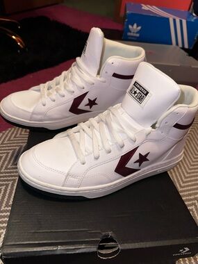 Men’s Converse White High-Top Sneakers with Maroon Star Chevron